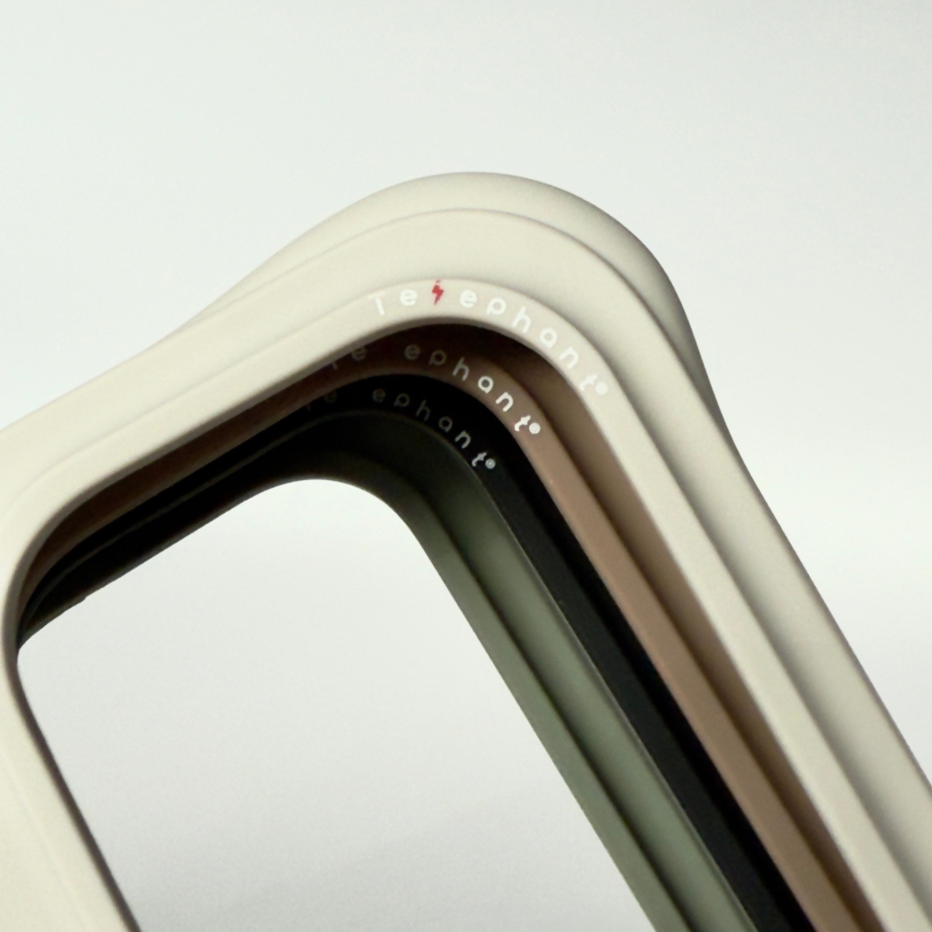 Sunshield 矽膠磁吸手機殼 iPhone 17 Pro / 17 Pro Max